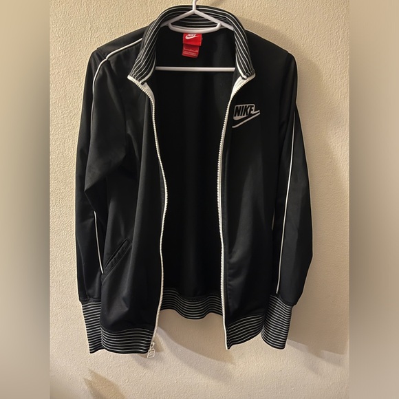 Ladies Nike Jacket - Picture 2 of 5